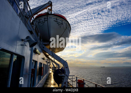 Tramonto nell'Humber Estuary, England Regno Unito dal ponte della P&O NAVE orgoglio di York Foto Stock