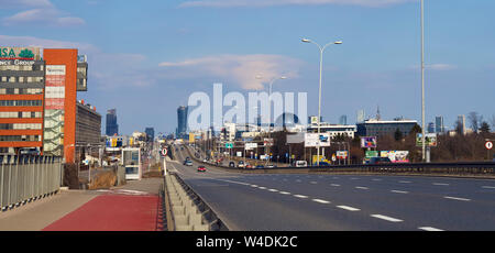 Varsavia, Polonia - Marzo 05, 2017: Vista di Varsavia dal Jerozolimskie street in primavera Foto Stock