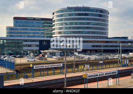 Varsavia, Polonia - Marzo 05, 2017: showroom aziendale e servizio di Mercedes-Benz Warszawa. Operativo dal maggio 2004 come filiale di Daimler AG. Esso Foto Stock