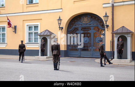 RIGA, Lettonia - 15 Luglio: guardie stanno cambiando in parte anteriore del Castello di Riga, ora residenza presidenziale, luglio 15, 2019 a Riga, Lettonia Foto Stock