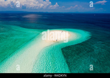 Vista aerea di una piccola spiaggia di sabbia circondata dalla barriera corallina su un isola tropicale (Kalanggaman Isola) Foto Stock