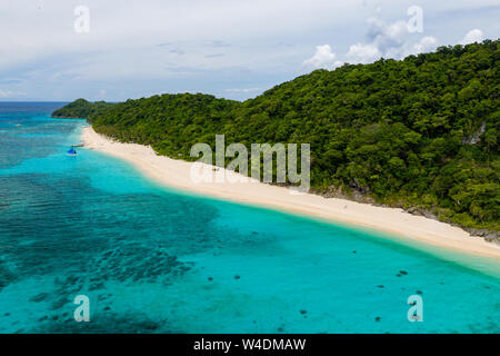 Vista aerea di una bellissima spiaggia di sabbia circondata da vegetazione tropicale (Pukka Shell Beach, Boracay, Filippine) Foto Stock