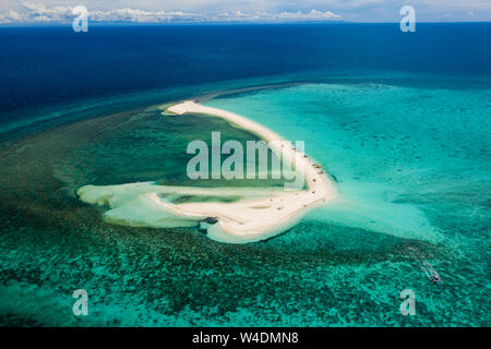 Antenna fuco vista della sabbia bianca di isola al largo della costa di Camiguin nelle Filippine Foto Stock