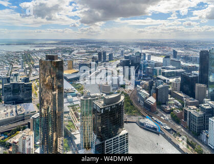 Vista aerea della città e sul Fiume Yarra guardando ad ovest da Eureka Skydeck 88, l'Eureka Tower, Melbourne, Victoria, Australia Foto Stock