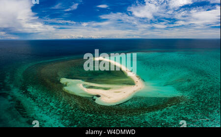 Vista aerea di una bella sandbar offshore nel Sud delle Filippine (Isola Bianca, Camiguin) Foto Stock