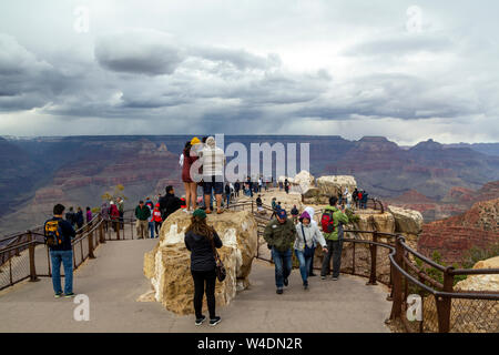 Le persone a un belvedere panoramico con viste fantastiche nel Parco Nazionale del Grand Canyon Foto Stock