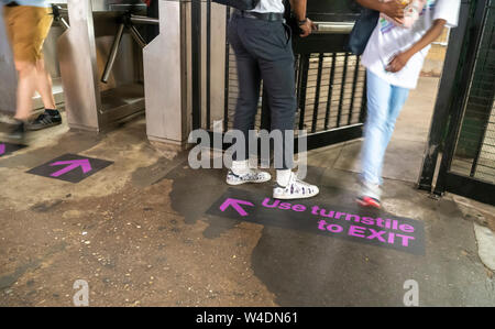 Una decalcomania in Occidente 4th street la stazione della metropolitana di New York il Venerdì, 19 luglio 2019 dirige i pendolari a utilizzare i tornelli per uscire e non le porte di emergenza, come un " commuter " consente evasori tariffa per entrare. Evasione di tariffa è stata una piletta di scarico su MTA entrate dopo la NYPD alleviato l'esecuzione, il rilascio di citazioni in contrapposizione agli arresti, e il distretto di Manhattan ufficio del procuratore ha smesso di perseguire la maggior parte dei casi. (© Richard B. Levine) Foto Stock