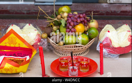 Phnom Phen, Cambogia - Aprile 25, 2014: RELIGIOSI offre in un tempio buddist in Cambogia Foto Stock