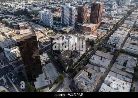 Vista aerea di condomini, appartamenti ed edifici lungo il Wilshire Blvd vicino a Brentwood in West Los Angeles, California. Foto Stock