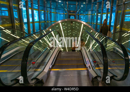 Varsavia, Polonia - Luglio 18, 2019: la Metropolitana di Varsavia è un sistema di transito rapido serve capitale della Polonia. Attualmente essa è costituita da due linee - M1 e M2 w Foto Stock