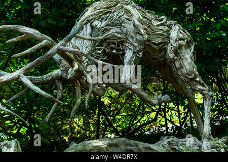 Una scultura in legno di solchi stag sul display in un parco scuplure Foto Stock