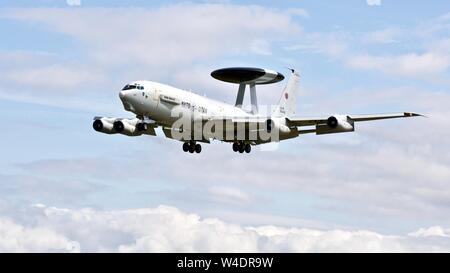 Boeing E-3una sentinella della NATO "gli occhi nel cielo' Airborne attenzione e forza di comando arrivando al Royal International Air Tattoo Foto Stock