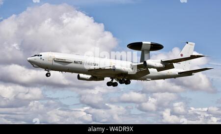 Boeing E-3una sentinella della NATO "gli occhi nel cielo' Airborne attenzione e forza di comando arrivando al Royal International Air Tattoo Foto Stock