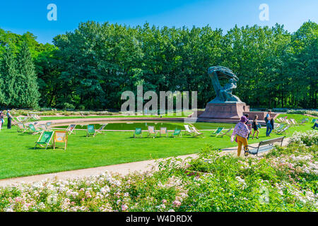 Varsavia, Polonia - Luglio 19, 2019: la statua di Chopin progettato nel 1907 da Wacław Szymanowski è una grande statua in bronzo di Frederic Chopin nella parte superiore Foto Stock