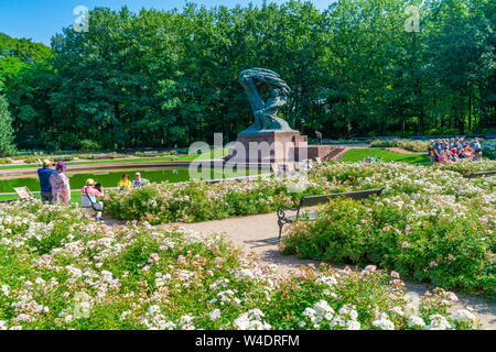 Varsavia, Polonia - Luglio 19, 2019: la statua di Chopin progettato nel 1907 da Wacław Szymanowski è una grande statua in bronzo di Frederic Chopin nella parte superiore Foto Stock