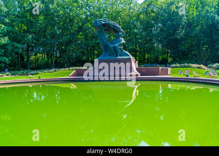 Varsavia, Polonia - Luglio 19, 2019: la statua di Chopin progettato nel 1907 da Wacław Szymanowski è una grande statua in bronzo di Frederic Chopin nella parte superiore Foto Stock