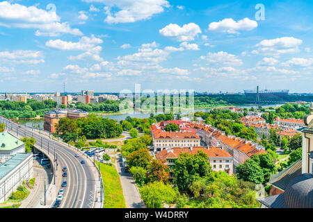 Varsavia, Polonia - Luglio 19, 2019: vista aerea di Varsavia paesaggio con fiume Vistola, Swietokrzyski Bridge, National Stadium e solidarietà Avenue - uno Foto Stock