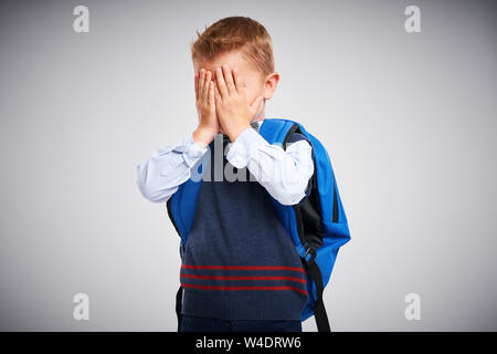 Ritratto di un ragazzo pronto a scuola isolato su bianco Foto Stock