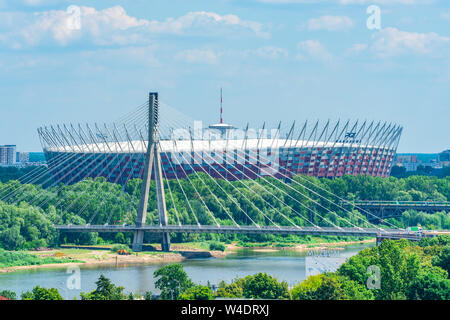 Varsavia, Polonia - Luglio 19, 2019: Vista di Varsavia paesaggio con fiume Vistola, Swietokrzyski Bridge e Stadio Nazionale Foto Stock