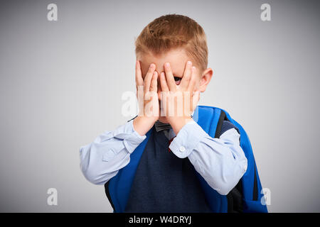 Ritratto di un ragazzo pronto a scuola isolato su bianco Foto Stock