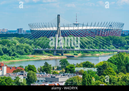 Varsavia, Polonia - Luglio 19, 2019: Vista di Varsavia paesaggio con fiume Vistola, Swietokrzyski Bridge e Stadio Nazionale Foto Stock