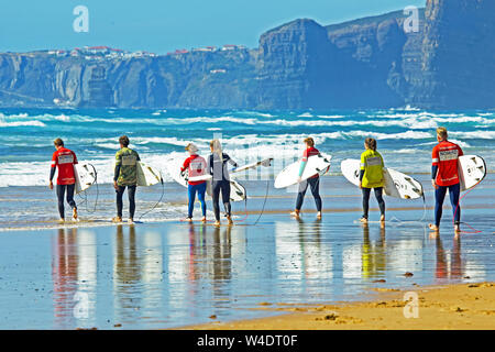 Vale Figueiras, Portogallo - 10 giugno 2019:Surfers ricevendo lezioni di surf a Praia Vale Figueiras in Portogallo Foto Stock
