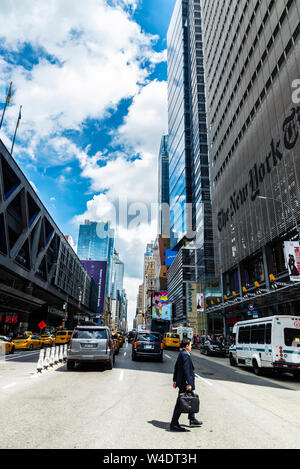La città di New York, Stati Uniti d'America - 2 Agosto 2018: facciata del New York Times (NYT e NYTimes) sede di un uomo con un vestito camminando sulla Eighth Avenue, Manhat Foto Stock