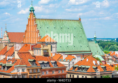 Varsavia, Polonia - Luglio 19, 2019: vista aerea di tetti a Varsavia Città Vecchia, un vivace turismo mozzo con vicoli in ciottoli e palazzi medievali reco Foto Stock