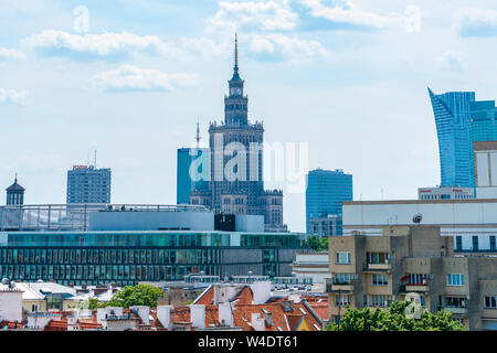 Varsavia, Polonia - Luglio 19, 2019: Varsavia ha ampiamente variata architettura riflette la città la sua turbolenta storia da chiese gotiche e palazzo neoclassico Foto Stock