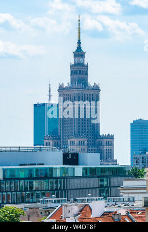 Varsavia, Polonia - Luglio 19, 2019: Varsavia ha ampiamente variata architettura riflette la città la sua turbolenta storia da chiese gotiche e palazzo neoclassico Foto Stock