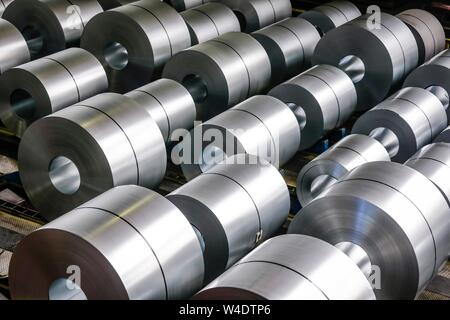 Bobine di acciaio in un magazzino, ThyssenKrupp Steel, Duisburg, la zona della Ruhr, Nord Reno-Westfalia, Germania Foto Stock