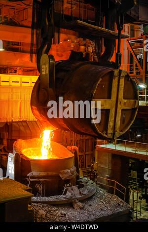 Ricottura di metallo liquido, mulino di acciaio, ThyssenKrupp Steel, Duisburg, la zona della Ruhr, Nord Reno-Westfalia, Germania Foto Stock