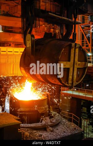 Ricottura di metallo liquido, mulino di acciaio, ThyssenKrupp Steel, Duisburg, la zona della Ruhr, Nord Reno-Westfalia, Germania Foto Stock