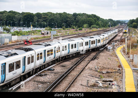 Treno Thameslink che attraversa l'aeroporto di Gatwick con parcheggio per soggiorni lunghi in visibilità Foto Stock