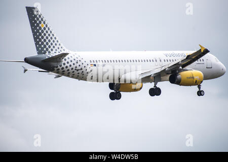 Vueling per tipo di aeromobile Airbus A320 di atterraggio all'aeroporto di Gatwick Foto Stock