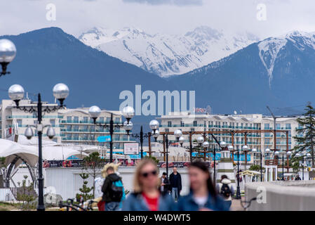 SOCHI - Apr 11: argini del Parco Olimpico di Sochi e il paesaggio con le montagne e le persone in aprile 11. 2019 in Russia Foto Stock