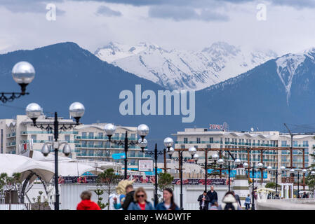 SOCHI - Apr 11: argini del Parco Olimpico di Sochi e il paesaggio con le montagne e le persone in aprile 11. 2019 in Russia Foto Stock