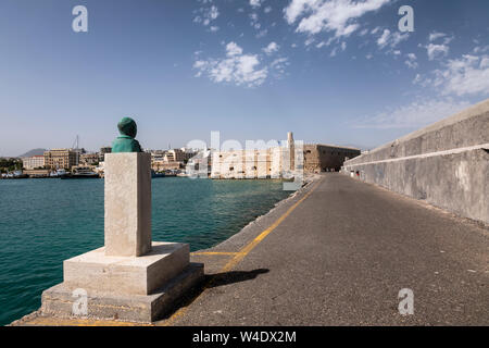 Nikos Kitsikis busto in bronzo rivolta Koules Fortezza, Porto di Heraklion, Creta, Grecia Foto Stock