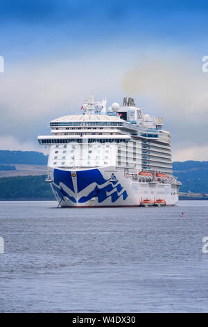 South Queensferry, Scozia - Agosto 14, 2018: Princess nave da crociera, il Royal Princess, ancorato nel Firth of Forth per il trasporto di passeggeri a th Foto Stock