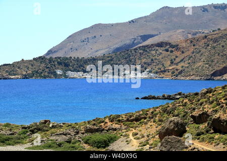 Baia dalle acque cristalline di Loutro città sull isola di Creta in Grecia Foto Stock