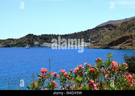 Baia dalle acque cristalline di Loutro città sull isola di Creta in Grecia Foto Stock