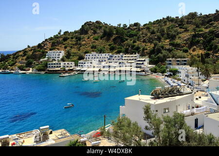 Baia dalle acque cristalline di Loutro città sull isola di Creta in Grecia Foto Stock