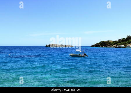 Baia dalle acque cristalline di Loutro città sull isola di Creta in Grecia Foto Stock