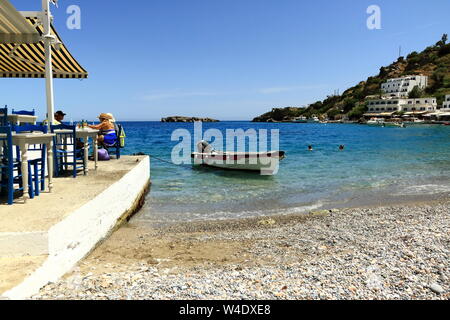 Baia dalle acque cristalline di Loutro città sull isola di Creta in Grecia Foto Stock