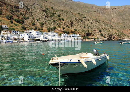 Baia dalle acque cristalline di Loutro città sull isola di Creta in Grecia Foto Stock