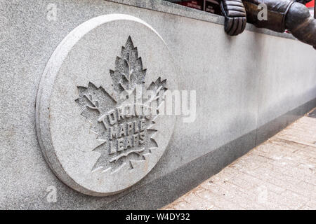 Toronto Maple Leafs Logo scolpito in pietra a Scotiabank Arena "Leggende Row'. Foto Stock