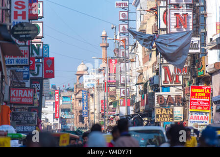 New DELHI - 26 FEBBRAIO: Vecchio mercato indiano di strada Il Bazar principale a Nuova Delhi il 26 febbraio. 2018 in India Foto Stock