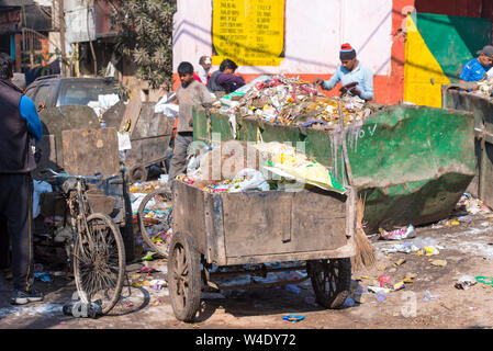 New DELHI - 26 FEBBRAIO: Rifiuti rifiuti rifiuti rifiuti rifiuti rifiuti rifiuti terra a Nuova Delhi il 26 febbraio. 2018 in India Foto Stock