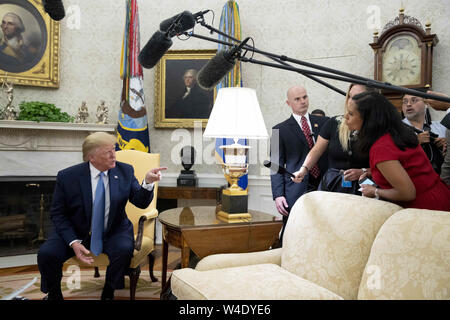 Washington, Distretto di Columbia, Stati Uniti d'America. 22 Luglio, 2019. Il presidente statunitense Trump (L) risponde ad una domanda da parte di un membro dell'news media nel corso di un incontro con il Primo ministro del Pakistan Imran Khan (invisibile) nell'Ufficio Ovale della Casa Bianca di Washington, DC, Stati Uniti d'America, 22 luglio 2019. I due leader hanno discusso le questioni di sicurezza regionale e il sostegno economico Credito: Michael Reynolds/CNP/ZUMA filo/Alamy Live News Foto Stock