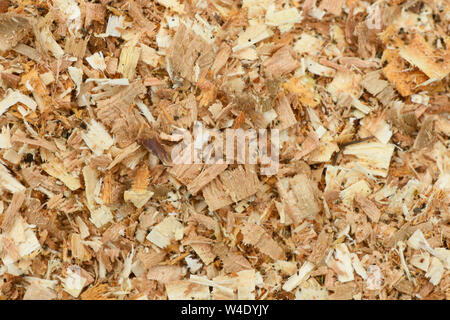 Una fresca di cui strato di ampio giardino corteccia Woodchips. Schegge di legno usato come cassetta di sicurezza superficie morbida in un gioco per bambini Parco, Vista dall'alto in basso. Alta risoluzione phot Foto Stock